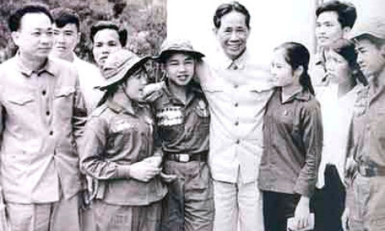 Tổng B&iacute; thư L&ecirc; Duẩn với đồng b&agrave;o Nam Bộ