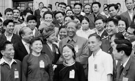 L&atilde;nh đạo TPHCM d&acirc;ng hương tưởng niệm Tổng B&iacute; thư L&ecirc; Duẩn