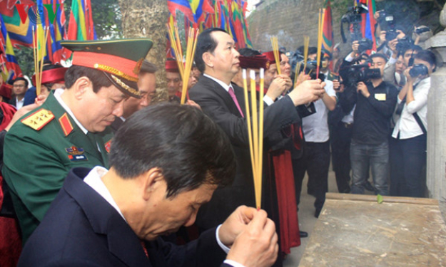 Chủ tịch nước Trần Đại Quang d&acirc;ng hương tưởng nhớ c&aacute;c Vua H&ugrave;ng