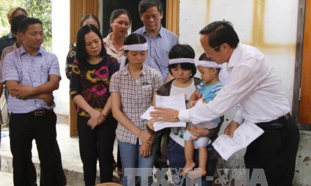 Chuyển thư khen của Chủ tịch nước tới c&ocirc; g&aacute;i hiến tạng mẹ để cứu người