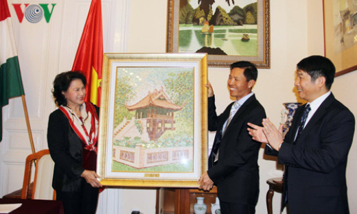 Chủ tịch Quốc hội gặp gỡ c&aacute;n bộ ĐSQ v&agrave; cộng đồng người Việt ở Hungary