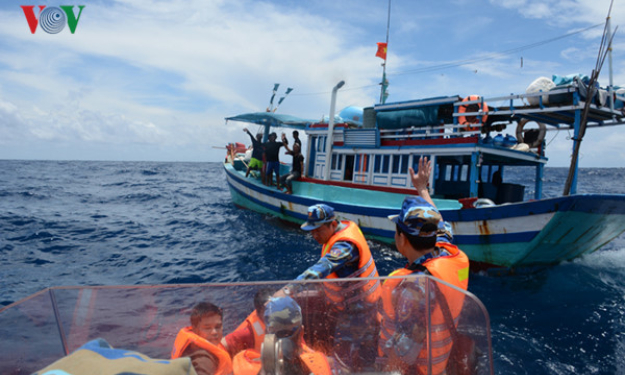 T&agrave;u Cảnh s&aacute;t biển 8004 tuần tra, kiểm so&aacute;t khu vực Trường Sa v&agrave; DK1