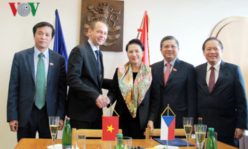 Chủ tịch Quốc hội thăm v&agrave; l&agrave;m việc tại th&agrave;nh phố Karlovy Vary, CH S&eacute;c