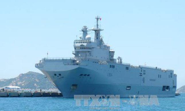 T&agrave;u đổ bộ Mistral, t&agrave;u hộ tống Le Courber của Hải qu&acirc;n Ph&aacute;p thăm TP Hồ Ch&iacute; Minh