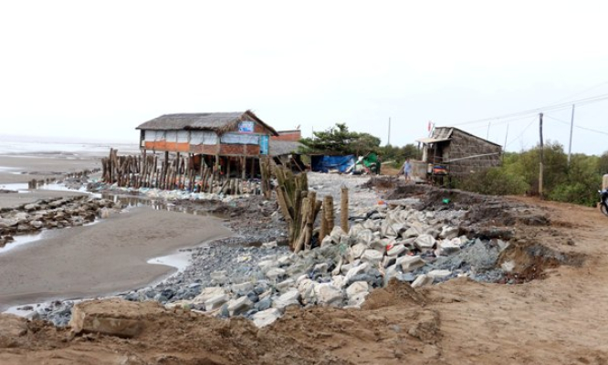 Đồng bằng s&ocirc;ng Cửu Long đối diện với biển x&acirc;m thực