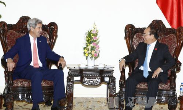 Thủ tướng Nguyễn Xu&acirc;n Ph&uacute;c tiếp cựu Ngoại trưởng Hoa Kỳ John Kerry