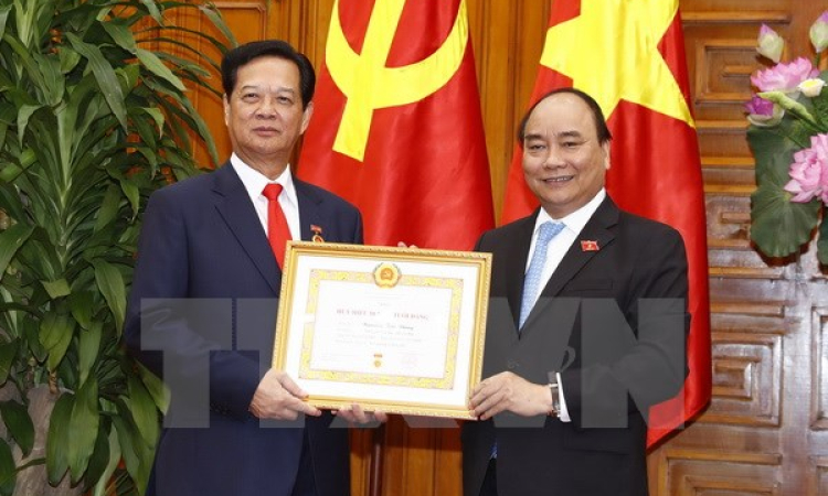 Trao tặng Huy hiệu Đảng cho c&aacute;c đồng ch&iacute; l&atilde;nh đạo, nguy&ecirc;n l&atilde;nh đạo