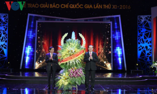 Chủ tịch nước dự lễ trao Giải B&aacute;o ch&iacute; quốc gia lần thứ XI – năm 2016
