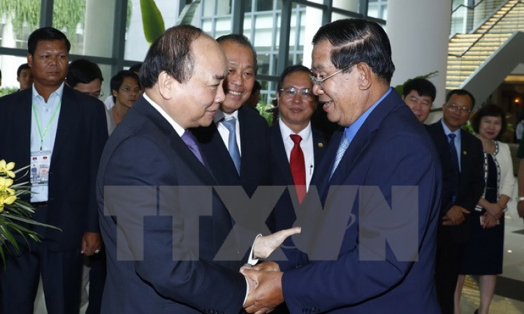 Thủ tướng Nguyễn Xu&acirc;n Ph&uacute;c l&agrave;m việc với Thủ tướng Campuchia