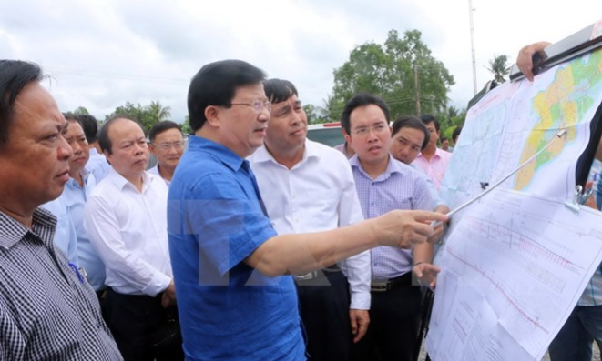 Ph&oacute; Thủ tướng khảo s&aacute;t vị tr&iacute; x&acirc;y dựng cầu Đại Ng&atilde;i qua s&ocirc;ng Hậu