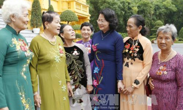 Ph&oacute; Chủ tịch nước tiếp Đo&agrave;n đại biểu người c&oacute; c&ocirc;ng tỉnh C&agrave; Mau