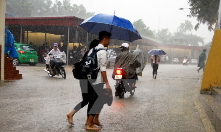 Đ&ecirc;m nay mưa to diện rộng, d&ocirc;ng, gi&oacute; giật khắp cả H&agrave; Nội, Bắc Bộ