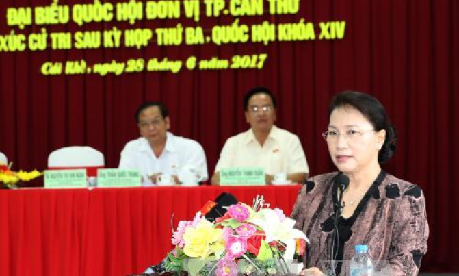 Chủ tịch Quốc hội Nguyễn Thị Kim Ng&acirc;n tiếp x&uacute;c cử tri Cần Thơ