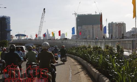 Th&ocirc;ng xe hai nh&aacute;nh cầu Nguyễn Văn Cừ kết nối đường V&otilde; Văn Kiệt