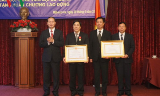 Chủ tịch nước trao Hu&acirc;n chương cho Đại sứ qu&aacute;n Việt Nam tại Nga