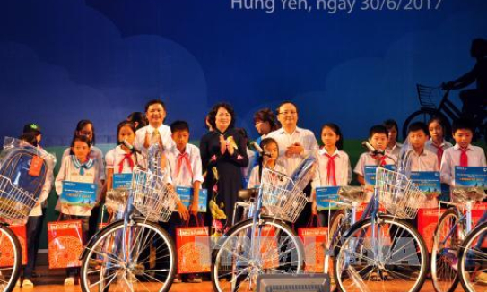 Ph&oacute; Chủ tịch nước tặng qu&agrave; học sinh ngh&egrave;o vượt kh&oacute; tỉnh Hưng Y&ecirc;n