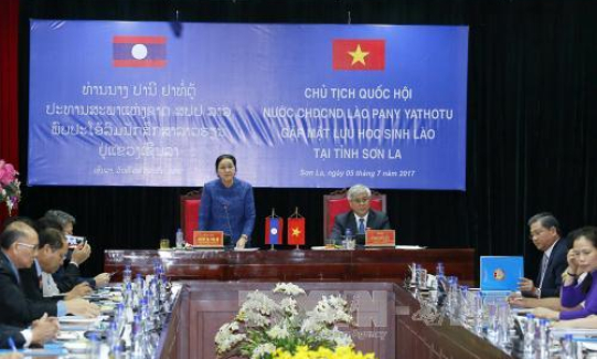 Chủ tịch Quốc hội L&agrave;o Pany Yathotou gặp mặt lưu học sinh L&agrave;o tại Sơn La