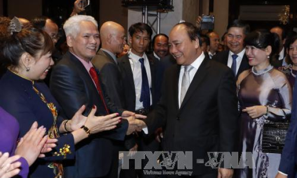Thủ tướng gặp gỡ nh&acirc;n vi&ecirc;n Đại sứ qu&aacute;n v&agrave; cộng đồng người Việt tại Đức