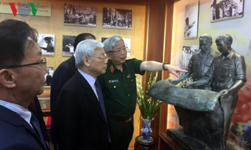 Tổng B&iacute; thư thắp hương tưởng niệm Đại tướng Nguyễn Ch&iacute; Thanh