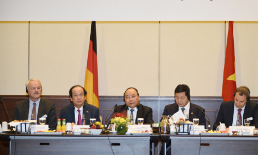 Thủ tướng đối thoại với nhiều doanh nghiệp h&agrave;ng đầu của Đức ở Berlin
