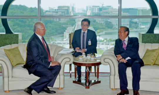 Ph&oacute; Thủ tướng Trương H&ograve;a B&igrave;nh ch&agrave;o x&atilde; giao Thủ tướng Malaysia