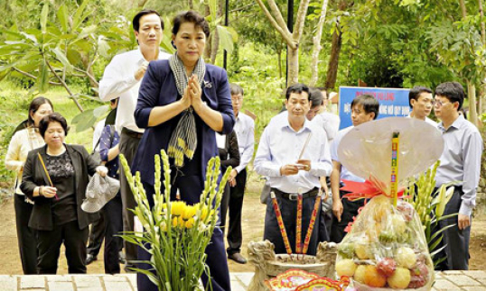 Chủ tịch QH Nguyễn Thị Kim Ng&acirc;n d&acirc;ng hương tại Nghĩa trang H&agrave;ng Dương