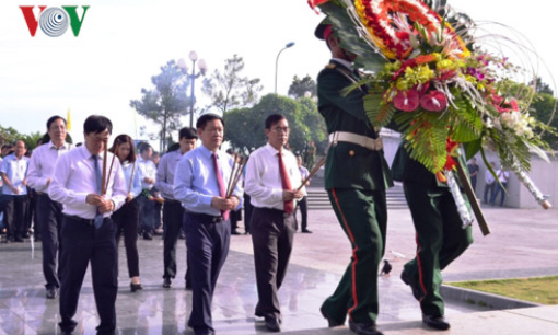 Ph&oacute; Thủ tướng Vương Định Huệ viếng Nghĩa trang Liệt sỹ tại Quảng Trị