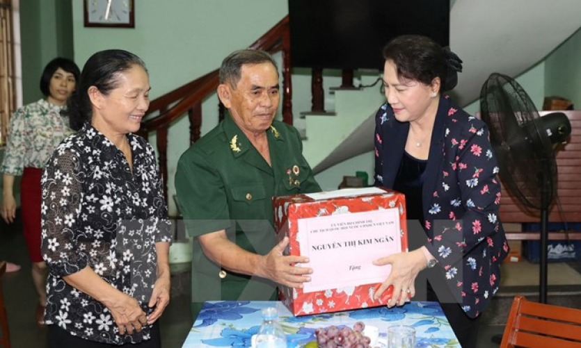 Chủ tịch Quốc hội thăm hỏi người c&oacute; c&ocirc;ng tr&ecirc;n địa b&agrave;n tỉnh Quảng Ng&atilde;i