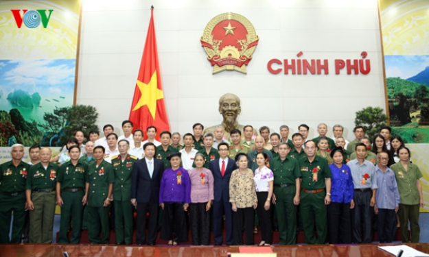 Ph&oacute; Thủ tướng Vũ Đức Đam tiếp đo&agrave;n người c&oacute; c&ocirc;ng tỉnh Bắc Kạn