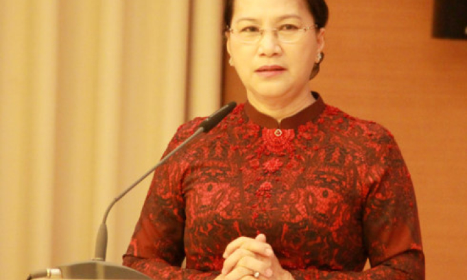 Trao Huy hiệu 40 năm tuổi Đảng cho nguy&ecirc;n CTQH Nguyễn Sinh H&ugrave;ng