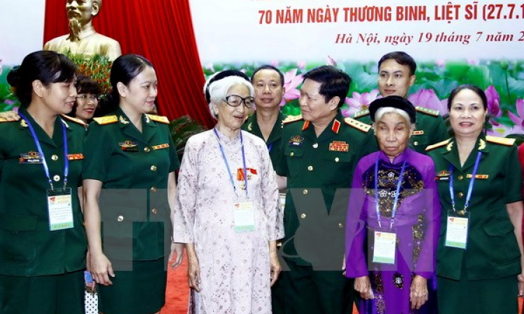 Qu&acirc;n đội biểu dương người c&oacute; c&ocirc;ng v&agrave; th&acirc;n nh&acirc;n liệt sỹ ti&ecirc;u biểu