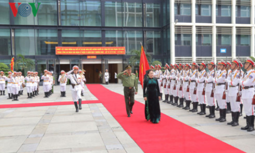 Chủ tịch Quốc hội kh&acirc;m phục &yacute; ch&iacute; quyết t&acirc;m của người c&oacute; c&ocirc;ng