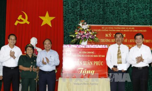 Thủ tướng thăm Trung t&acirc;m Điều dưỡng thương binh v&agrave; người c&oacute; c&ocirc;ng Long Đất