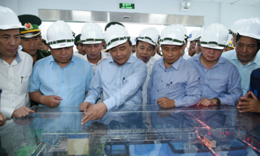 Thủ tướng Nguyễn Xu&acirc;n Ph&uacute;c thị s&aacute;t v&agrave; l&agrave;m việc tại Formosa H&agrave; Tĩnh