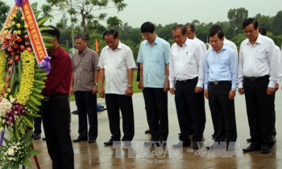 Ph&oacute; Thủ tướng Trương H&ograve;a B&igrave;nh d&acirc;ng hương tại Tượng đ&agrave;i Mẹ Việt Nam Anh h&ugrave;ng