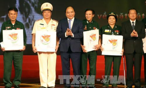 Thủ tướng: Chăm s&oacute;c người c&oacute; c&ocirc;ng l&agrave; nhiệm vụ ch&iacute;nh trị quan trọng của Đảng, Nh&agrave; nước