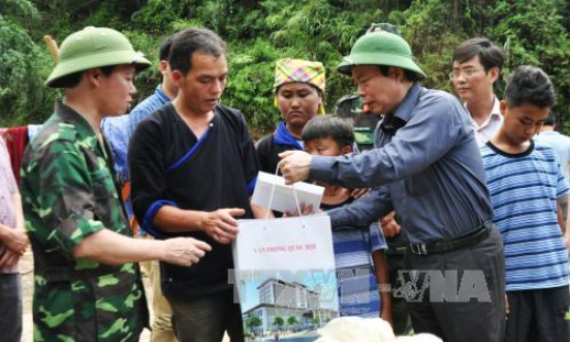 Ph&oacute; Chủ tịch Quốc hội Ph&ugrave;ng Quốc Hiển thăm hỏi nh&acirc;n d&acirc;n v&ugrave;ng lũ M&ugrave; Cang Chải