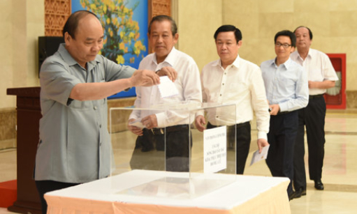 Thủ tướng Nguyễn Xu&acirc;n Ph&uacute;c quy&ecirc;n g&oacute;p ủng hộ đồng b&agrave;o v&ugrave;ng lũ