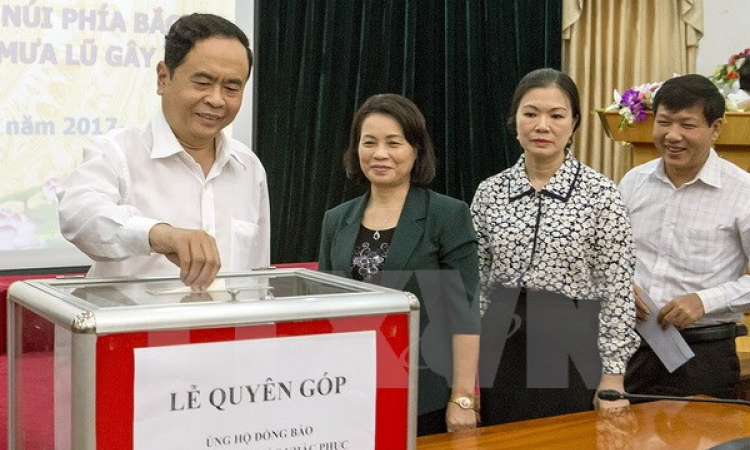 Ủy ban MTTQ Việt Nam quy&ecirc;n g&oacute;p, ủng hộ đồng b&agrave;o v&ugrave;ng lũ ph&iacute;a Bắc