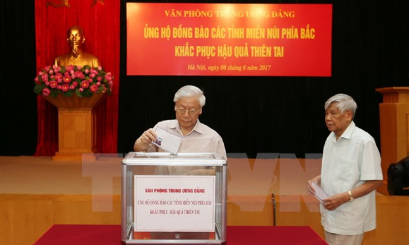 Tổng B&iacute; thư Nguyễn Ph&uacute; Trọng quy&ecirc;n g&oacute;p ủng hộ đồng b&agrave;o T&acirc;y Bắc