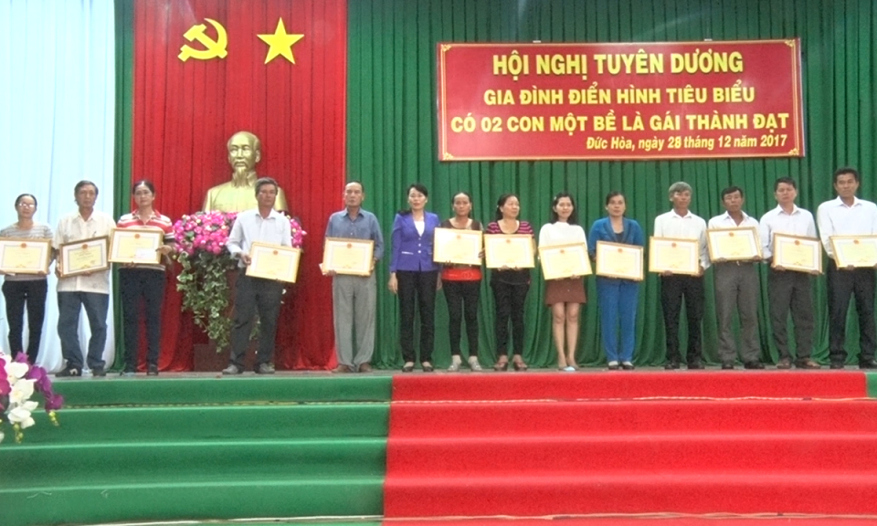 Đức Hòa: tuy&ecirc;n dương gia đình ti&ecirc;u bi&ecirc;̉u có 02 con m&ocirc;̣t b&ecirc;̀ là gái thành đạt