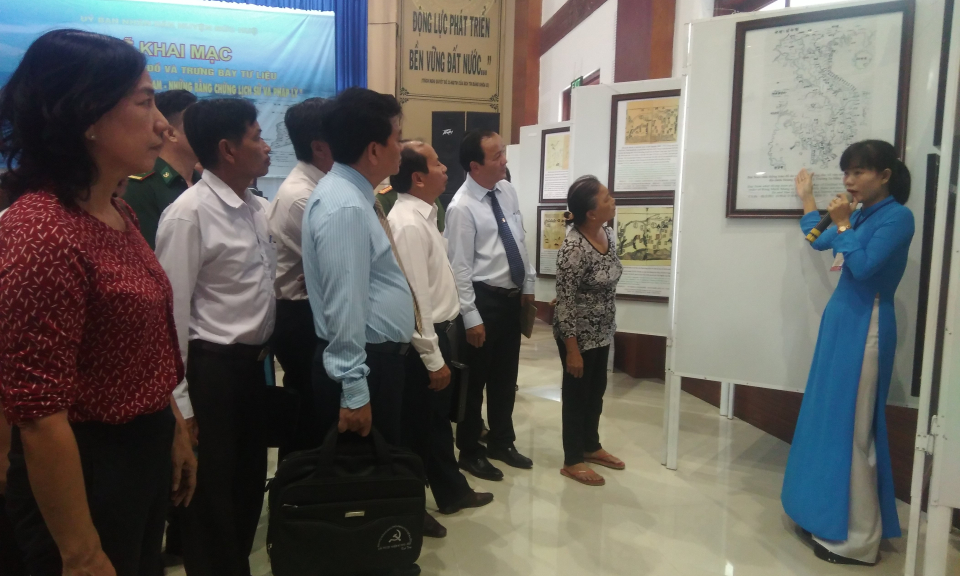 Đức Huệ triển l&atilde;m bản đồ v&agrave; trưng b&agrave;y tư liệu &ldquo;Ho&agrave;ng Sa, Trường Sa của Việt Nam – Những bằng chứng lịch sử v&agrave; ph&aacute;p l&yacute;&rdquo;