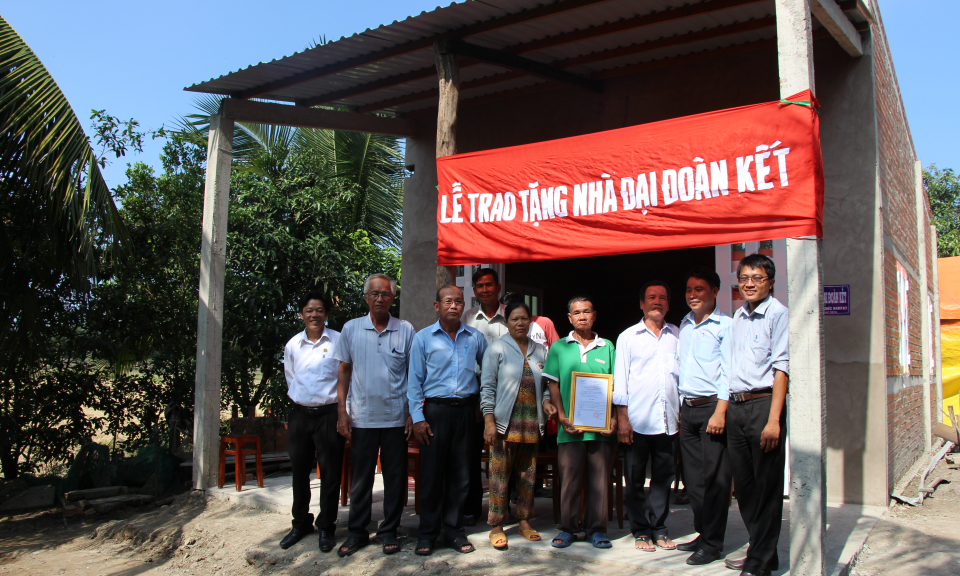 Thủ Thừa trao tặng nh&agrave; đại đo&agrave;n kết