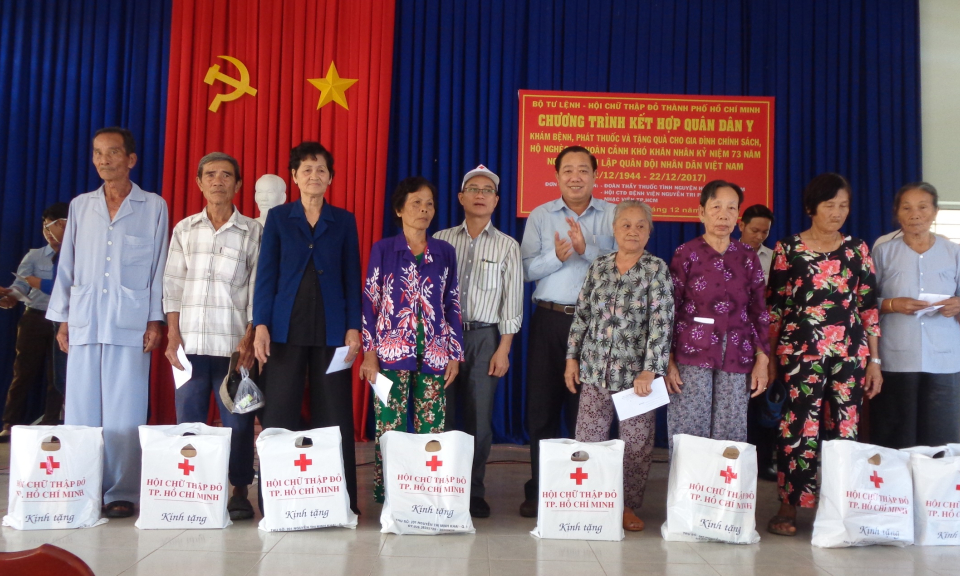 Cần Giuộc kh&aacute;m bệnh v&agrave; cấp thuốc miễn ph&iacute; cho người ngh&egrave;o