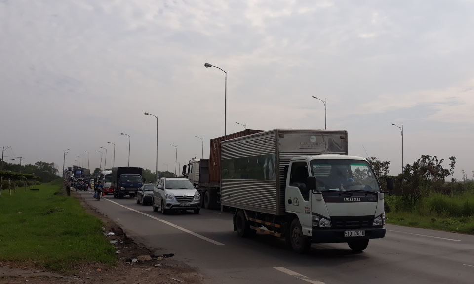 Tuyến tr&aacute;nh QL1 tại tp. T&acirc;n An chịu sức &eacute;p giao th&ocirc;ng