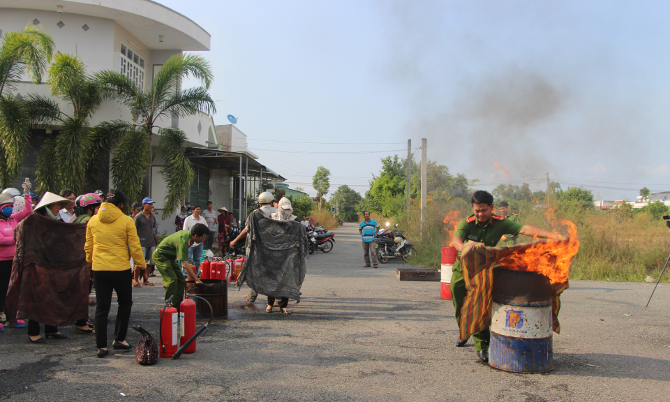 Thủ Thừa tập huấn nghiệp vụ ph&ograve;ng ch&aacute;y chữa ch&aacute;y