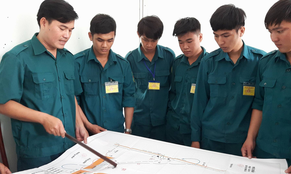 Chỉ huy trưởng Qu&acirc;n sự x&atilde; gương mẫu, tận tụy với c&ocirc;ng việc