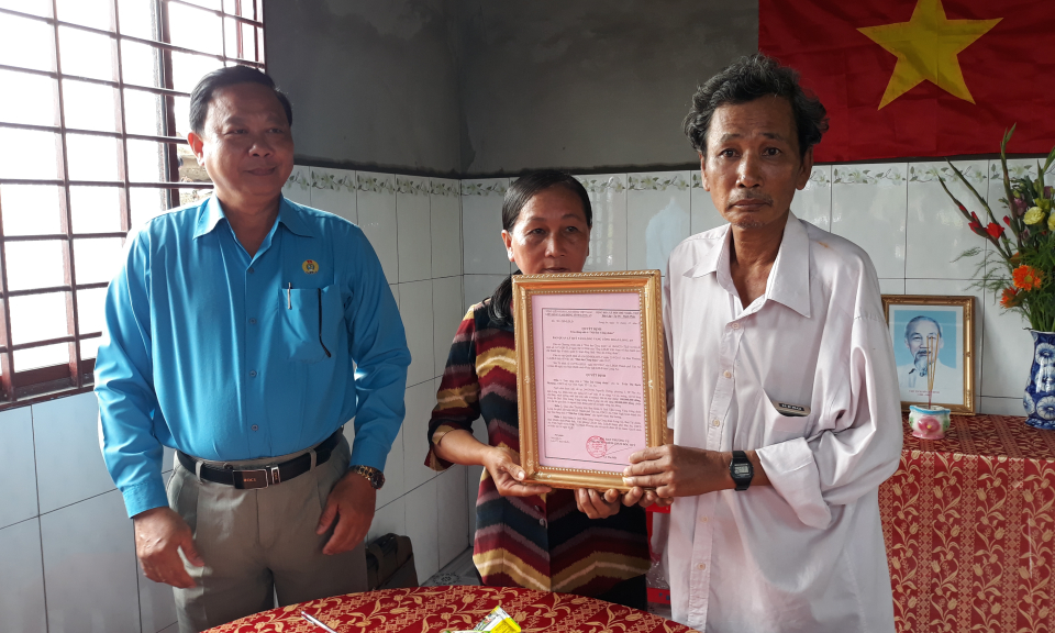 TP T&acirc;n An trao tặng “m&aacute;i ấm c&ocirc;ng đo&agrave;n”