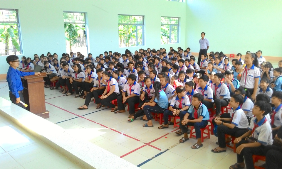 T&acirc;n Thạnh tổ chức gi&aacute;o dục kỹ năng sống cho học sinh