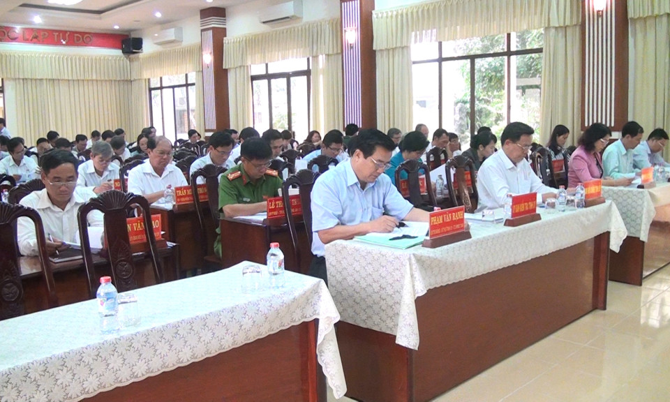 B&iacute; thư Tỉnh ủy Phạm Văn Rạnh dự hội nghị tại huyện Đức H&ograve;a